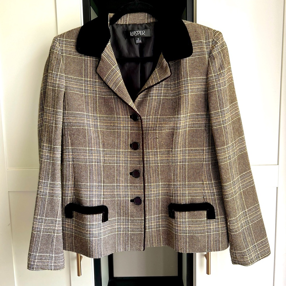 Classic tweed jacket w/black velvet collar & pocket trim. By Kasper size 10. #24
